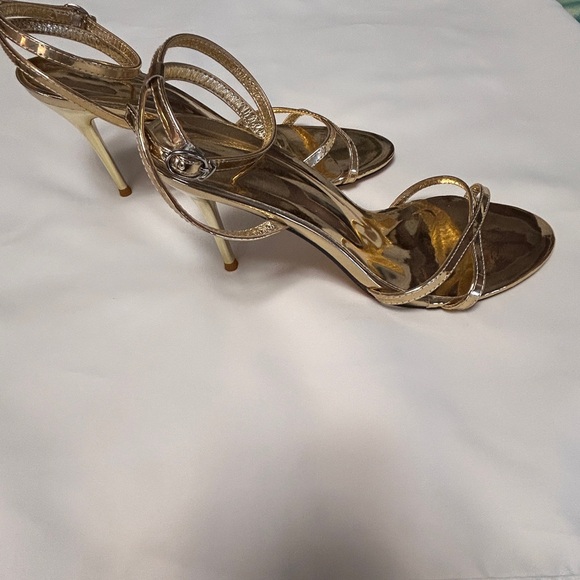 Size 9 brand new, beautiful gold sandals - Picture 5 of 8